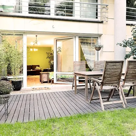 Lovely Garden Flat Near Royal Park شقة *