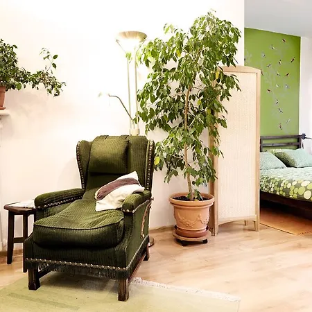 Lovely Garden Flat Near Royal Park Daire Varşova