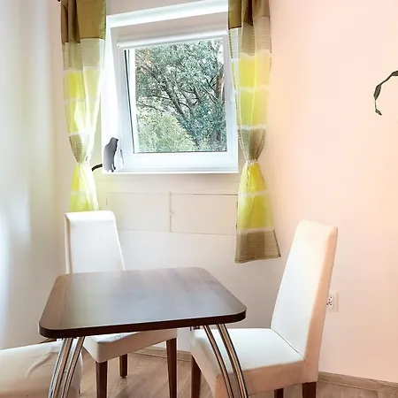 Lovely Garden Flat Near Royal Park Daire *