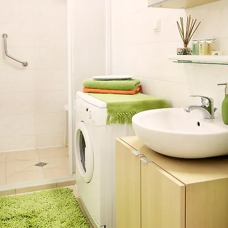 Lovely Garden Flat Near Royal Park Daire Varşova