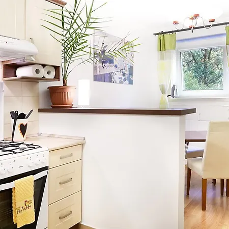 Lovely Garden Flat Near Royal Park