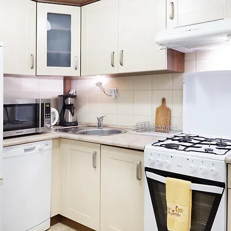 Daire Lovely Garden Flat Near Royal Park Varşova