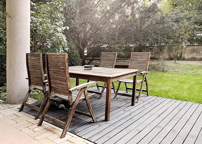 Lovely Garden Flat Near Royal Park Warsaw